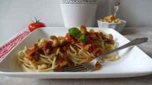 Vegane Spaghetti mit Tomate-Chili-Pesto