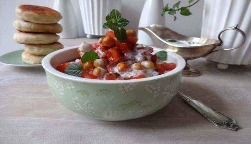 Vegane Kichererbsen mit Minz-Rahm und Mini-Fladenbrot 