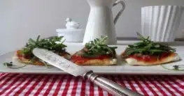 Vegane Pizza mit Haselnuss-Topping und Rucola