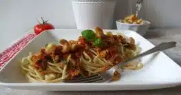 Vegane Spaghetti mit Tomate-Chili-Pesto