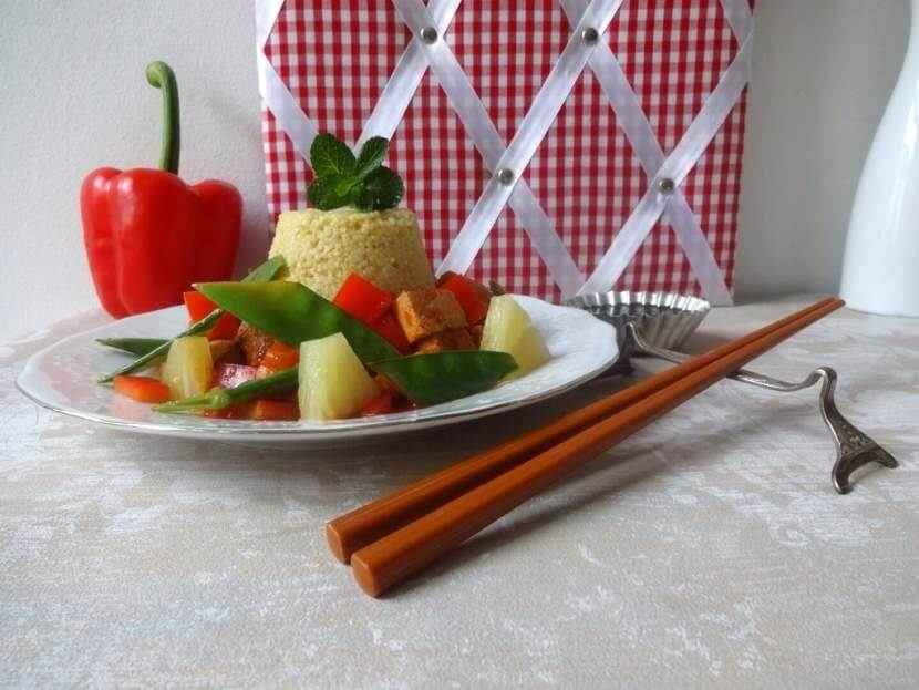 Tofu süß-sauer an aromatischer Hirse