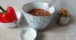 Vegane Paprika-Rahm-Suppe mit Sesam-Croutons