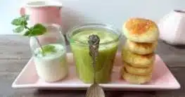 Grüne Spargel-Suppe mit Limetten-Rahm & Sesam-Talern