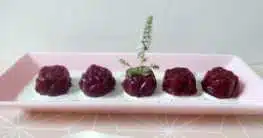 Heidelbeer Chia-Gelée auf Mohn-Rahm