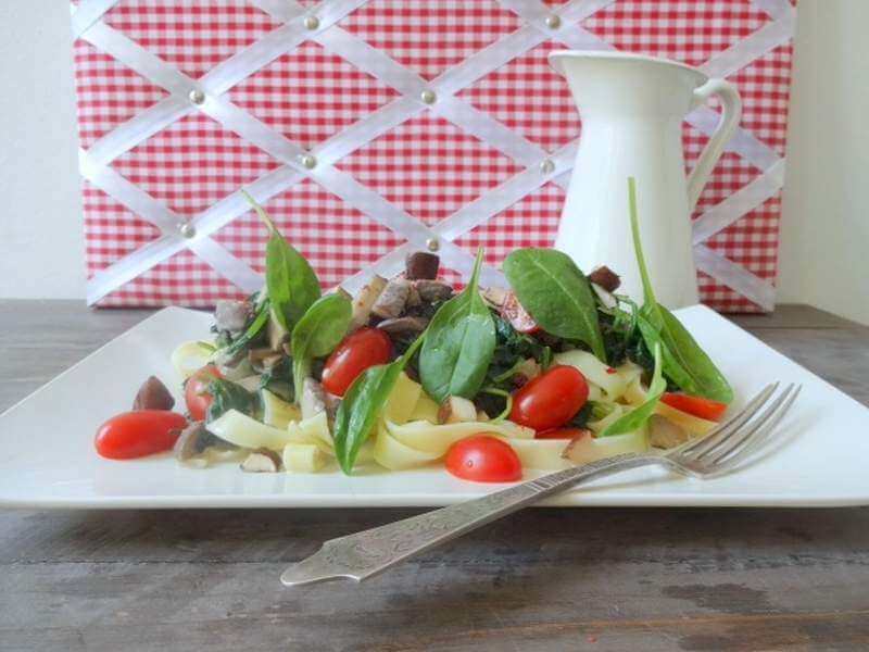 Vegane Tagliatelle mit Rahm-Spinat & Pilzen