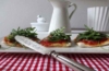 Vegane Pizza mit Haselnuss-Topping und Rucola